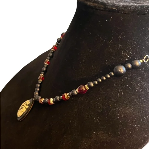 Hand crafted anatomical heart faux pearl necklace - Picture 7 of 9